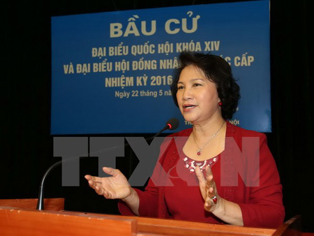 Chủ tịch Quốc hội Nguyễn Thị Kim Ngân đến kiểm tra, giám sát và phát biểu tại khu vực bỏ phiếu số 1, phường Nghĩa Tân, quận Cầu Giấy.